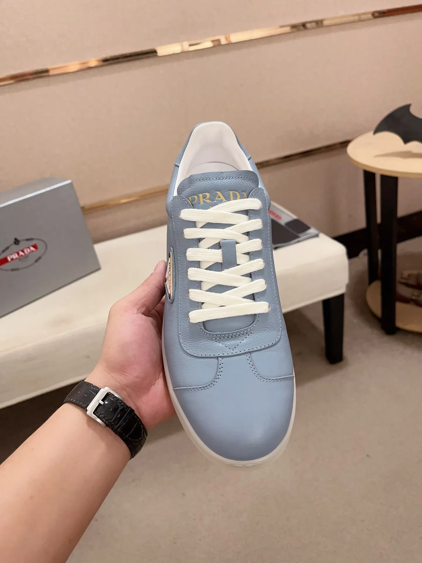 Men's Men's Shoes 💰 500💰 ✔️✔️✔️Higher version High-quality new PRADA (Prada) counters are launched simultaneously. The new men's shoes and 😘fabrics are made of high-tech glue-making technology. Lining: Full cowhide lining. 👍🏿 High-end ☄️ air-cushion molded anti-slip rubber outsole, exquisite lines, simple and elegant, comfortable and high-end for leisure travel. Code number: 38 to 44 (45 can be customized and cannot be returned or exchanged)